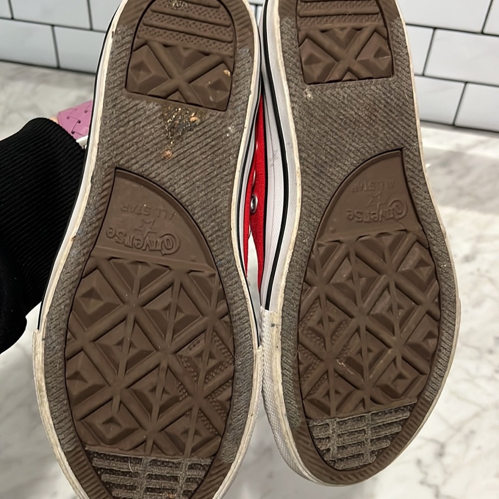 Red converse - Picture 4 of 4